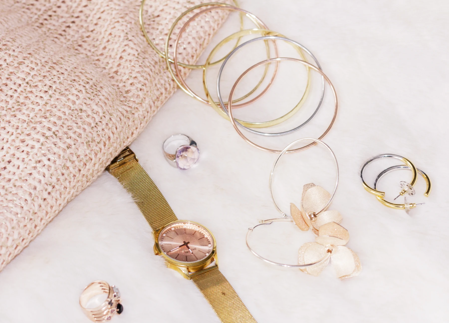 Knitted fabric with a watch, rings and bracelets